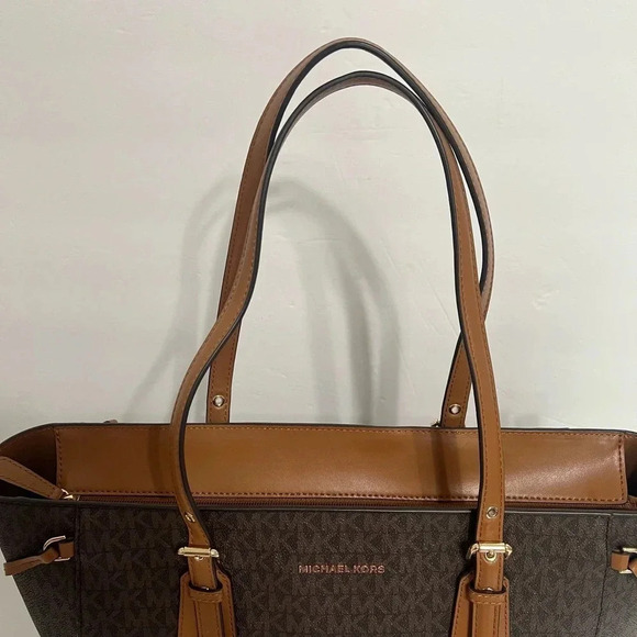 Michael Kors NWOT Voyager Medium Brown Tote Pocketbook Bag Logo Gold - Picture 4 of 12